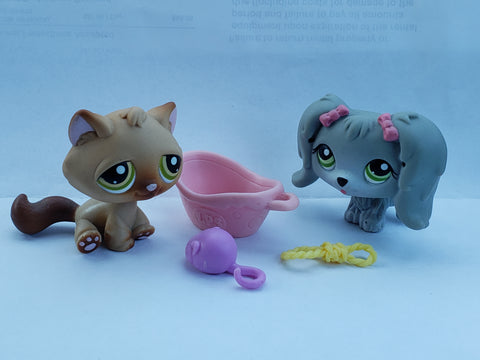 LIKE NEW Littlest Pet Shop Squeaky Clean 194 Sitting Tabby Cat 194 Gray Maltese Dog w Original Accessories Set  Authentic APR05A